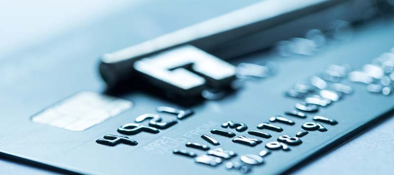 Достоинства и недостатки дебетовых и кредитных карт