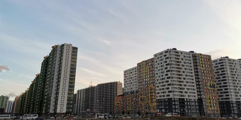 почему можно лишиться своего дома или квартиры если жить в другом месте три случая. jgYaaA3ooNoMgvdAXMCO3KuoovB1R7ML. почему можно лишиться своего дома или квартиры если жить в другом месте три случая фото. почему можно лишиться своего дома или квартиры если жить в другом месте три случая-jgYaaA3ooNoMgvdAXMCO3KuoovB1R7ML. картинка почему можно лишиться своего дома или квартиры если жить в другом месте три случая. картинка jgYaaA3ooNoMgvdAXMCO3KuoovB1R7ML. Наше право выбрать место жительства закреплено в Конституции РФ, поэтому никто не может запретить гражданину проживать только строго по месту регистрации, а не там, где он хотел бы. Однако при этом документ совсем не гарантирует человеку, что у него не будет никаких последствий от того, что человек не проживает по официальному адресу места жительства. Например, есть риск потерять свое жилье. Как можно остаться без жилья, расскажет Bankiros.ru в этом материале.