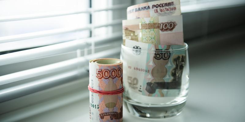 В Указе Президента РФ от 30.08.2023 N 503 "О единовременной денежной выплате лицам, проходящим службу во многих федеральных органах" говорится, что 10000 рублей будут выдаваться в 2021 году
