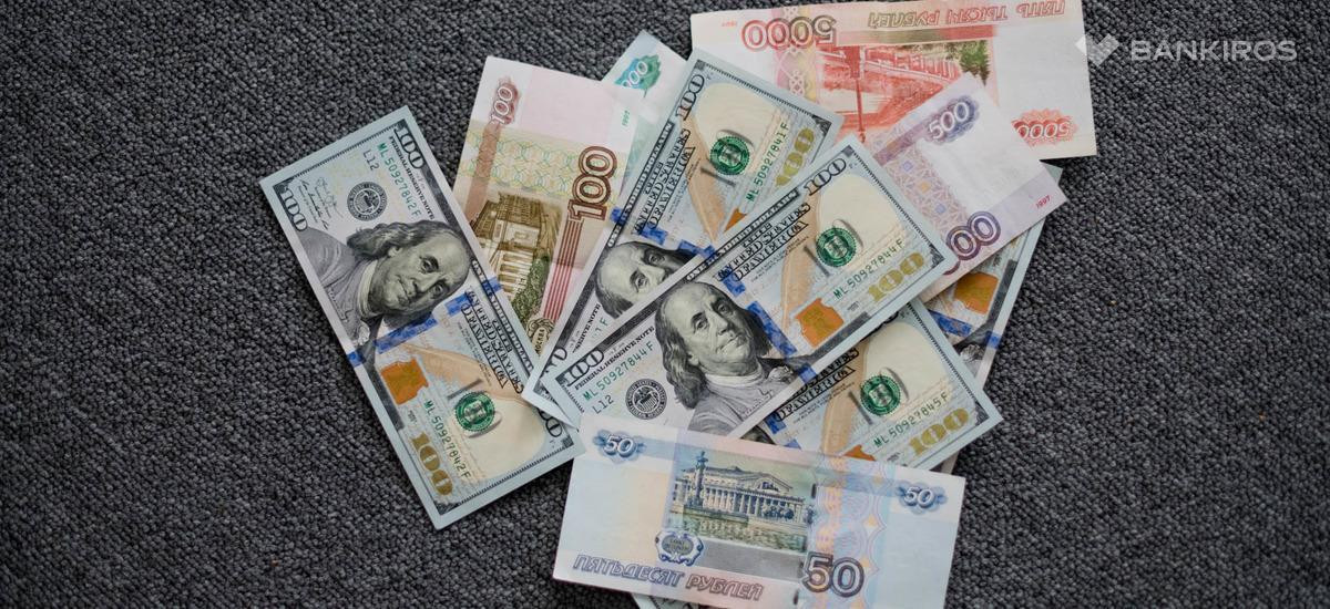  Россияне ринулись переводить накопленное в доллары: выгодно ли сейчас покупать «зеленые»?