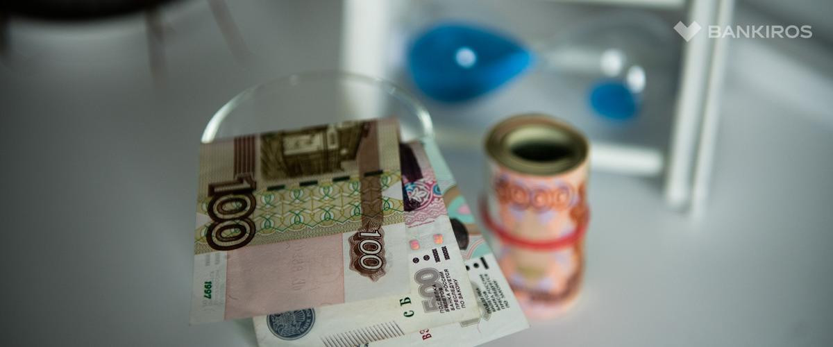 Вырастет ли доллар: кто в России скупает валюту и стоит ли бежать в обменник?