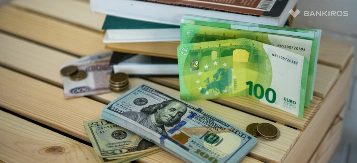 Доллар и евро обвалились: какого курса валют ждать дальше?