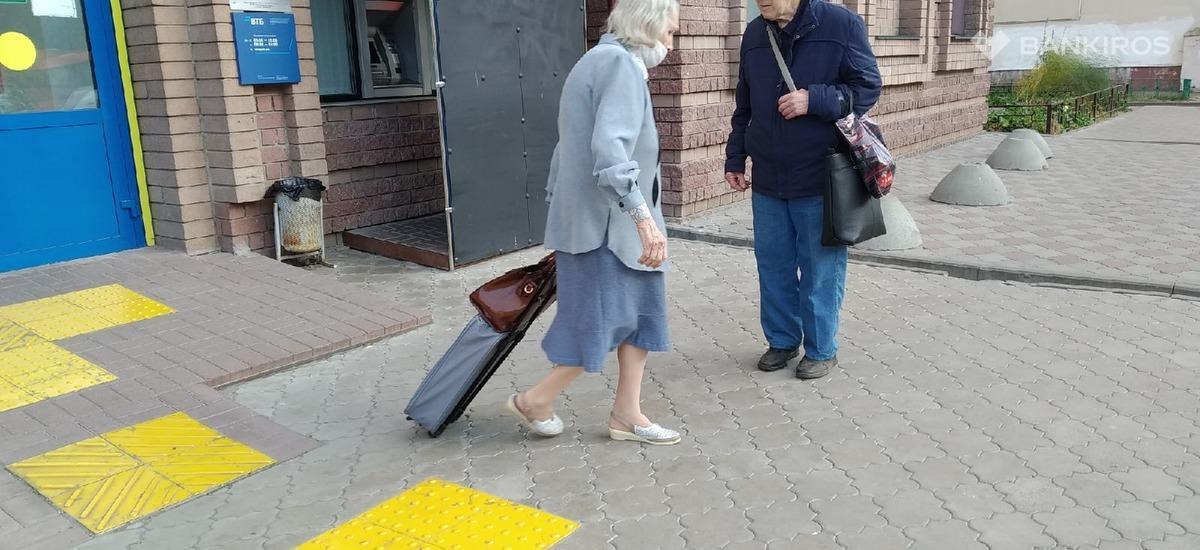 Доходы пенсионеров. Российские пенсионеры. Активные пенсионеры. Мошенники обманули пенсионерку. Обманутый россиянин.