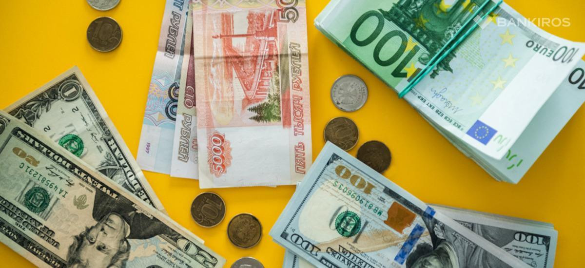 Эксперт назвал три возможных сценария для доллара и евро на 2024 год