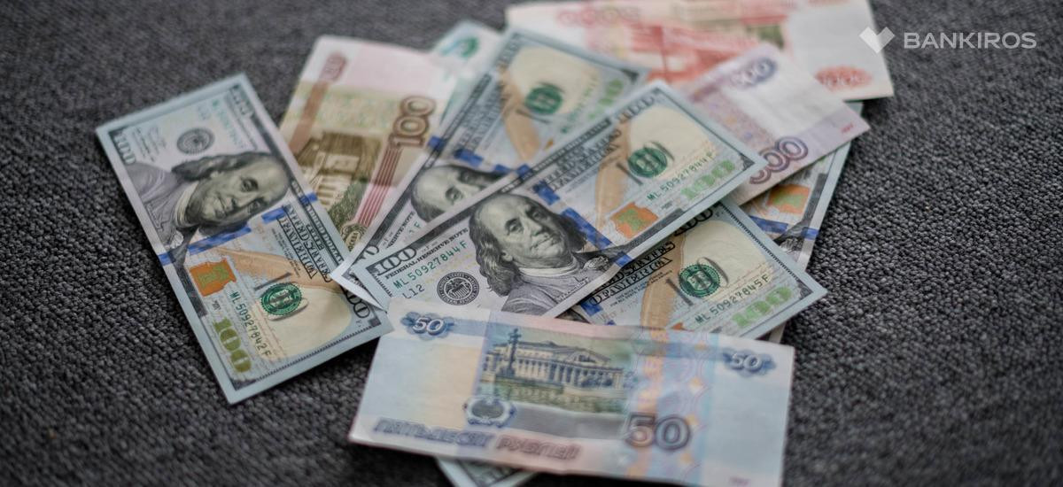 Резкий взлет доллара и обвал рубля: эксперт сообщил, чем закончится июнь для валют