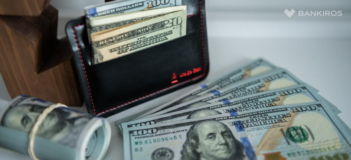 Старые доллары не принимают в банках: что делать с валютой?